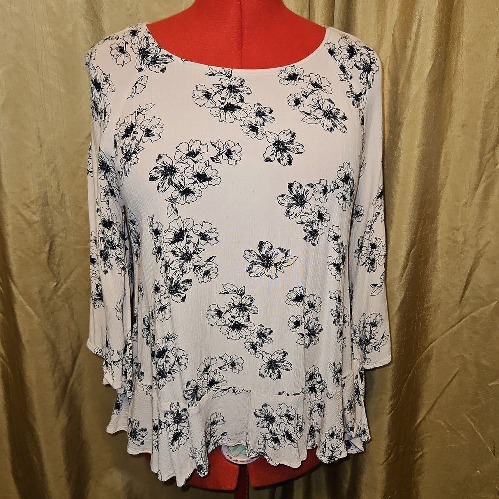 a.n.a *A New Approach* Contemporary Floral Blouse